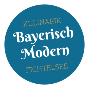 Runder, blaue Button mit wei&szlig;er Aufschrift "Kulinarik - Bayerisch modern - Fichtelsee"