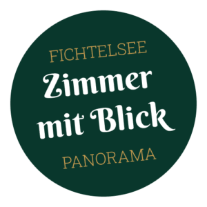 Runder, gr&uuml;ner Button mit wei&szlig;er Aufschrift "Fichtelsee Panorama &ndash; Zimmer mit Blick"