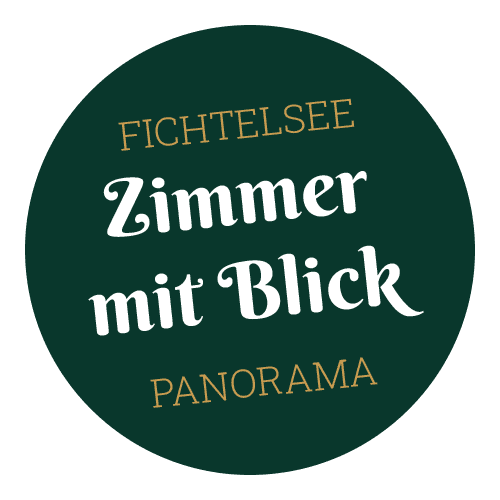 Runder, grüner Button mit weißer Aufschrift "Fichtelsee Panorama – Zimmer mit Blick"